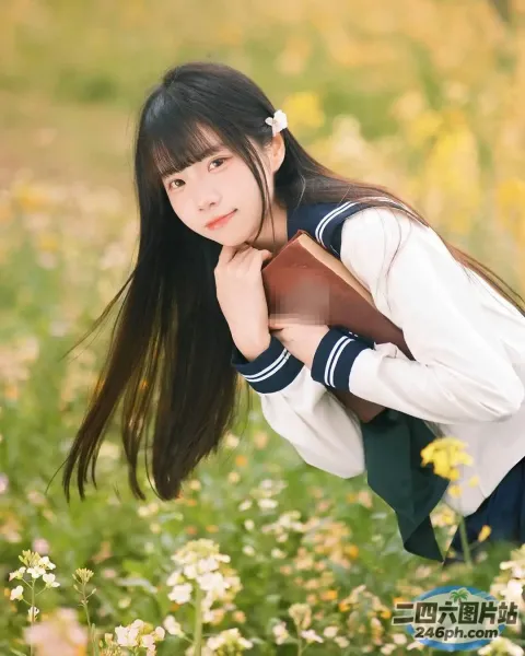 长发亚洲女孩，背着背包在花田里