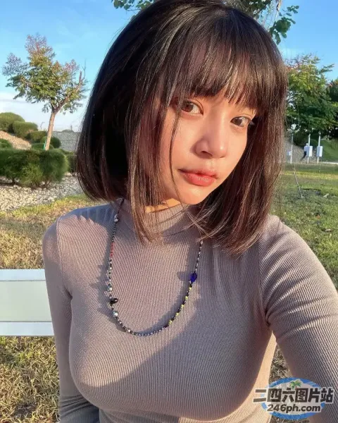 坐在长凳上戴着项链的女人的特写