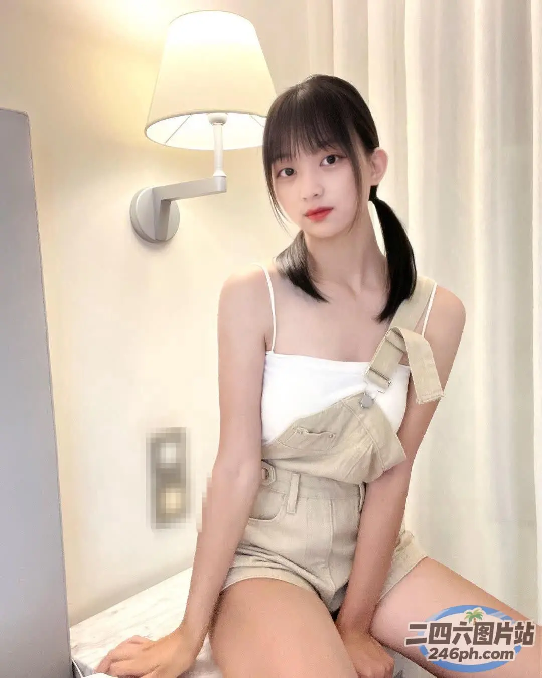 有个女人坐在床上，手里拿着牙刷