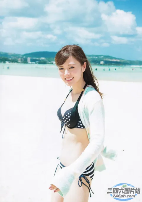 海滩上穿着比基尼的 arafed 亚洲女子