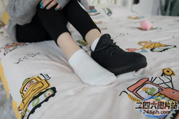 阿拉夫们坐在床上，铺着黑白毯子