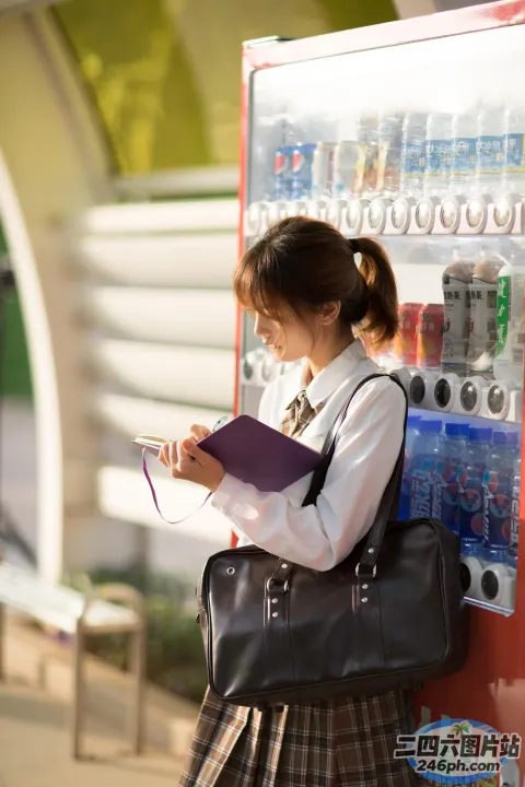 穿着校服的 Araffe 女孩站在自动售货机旁边