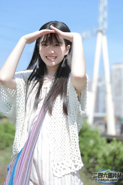 身穿白衬衫和蓝色包包的 arafed 亚洲女子双手捂住脸