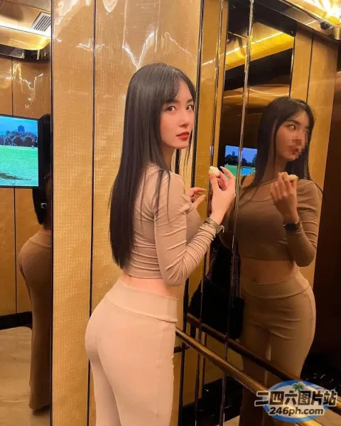 有一个女人站在镜子前