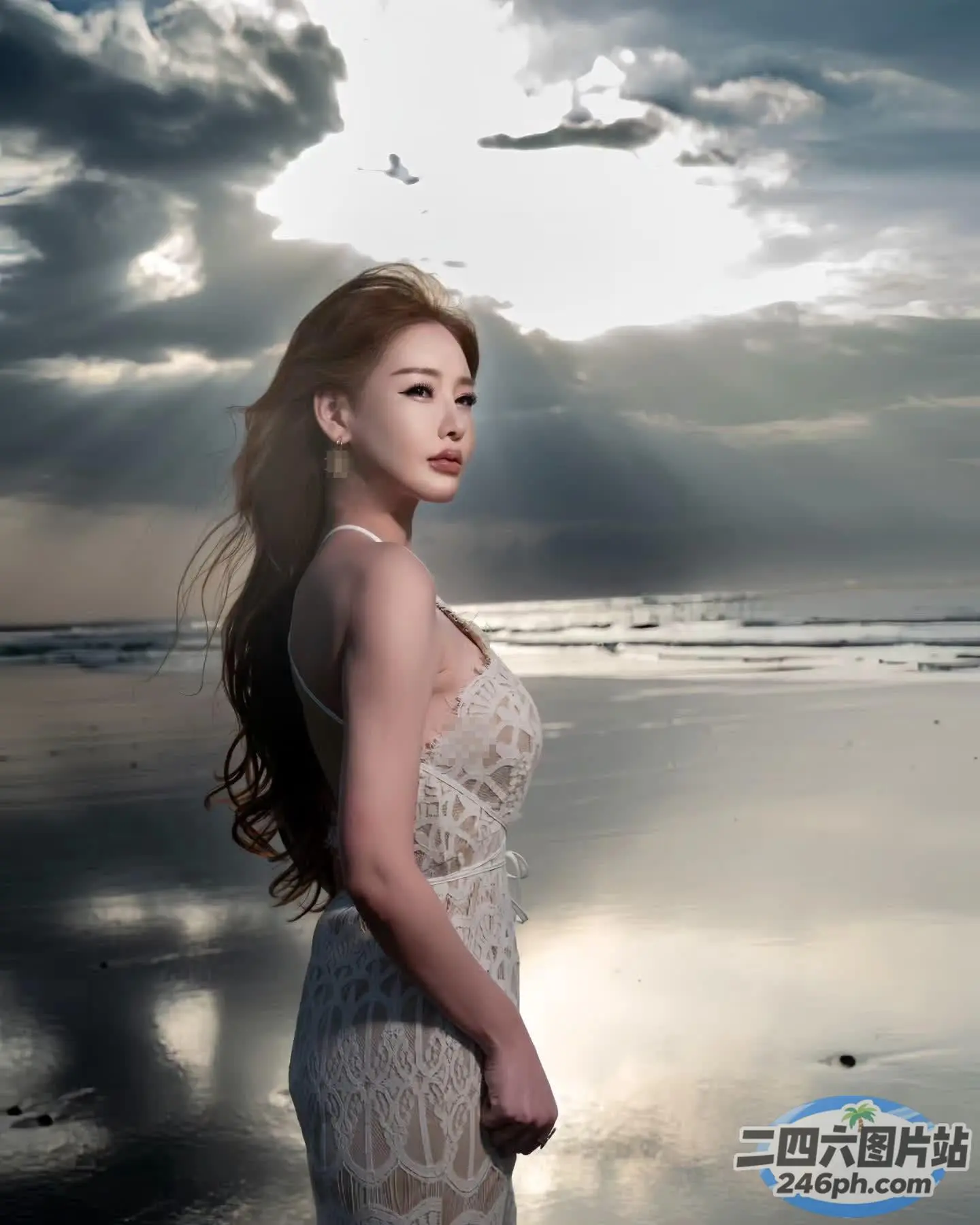 一个女人站在海边海滩上的特写