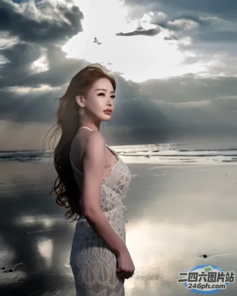一个女人站在海边海滩上的特写