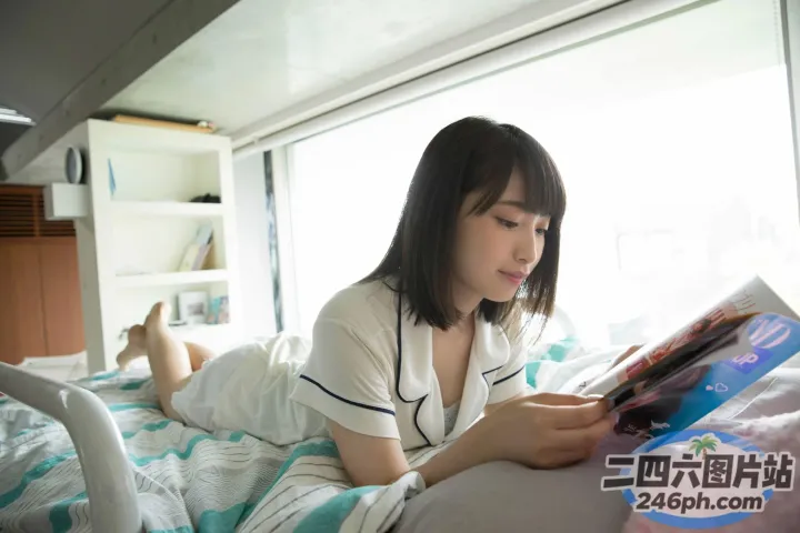 女人在床上看书，背景是窗户