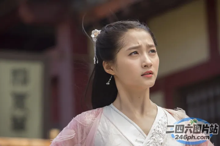 身穿白色连衣裙，系着粉红色腰带的阿拉夫女人