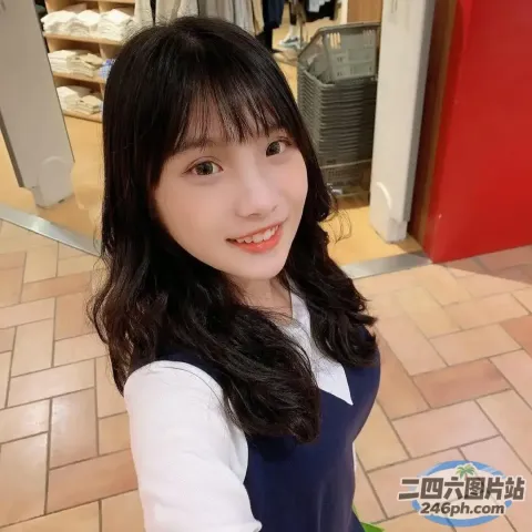 有个年轻女孩在商店里自拍
