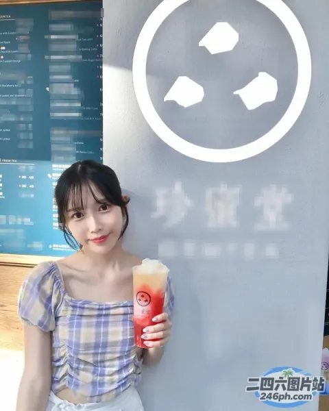 女士在标牌前拿着饮料，上面有一张笑脸
