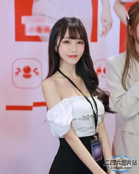 身穿白色上衣和黑色裙子的 araffe 亚洲女性