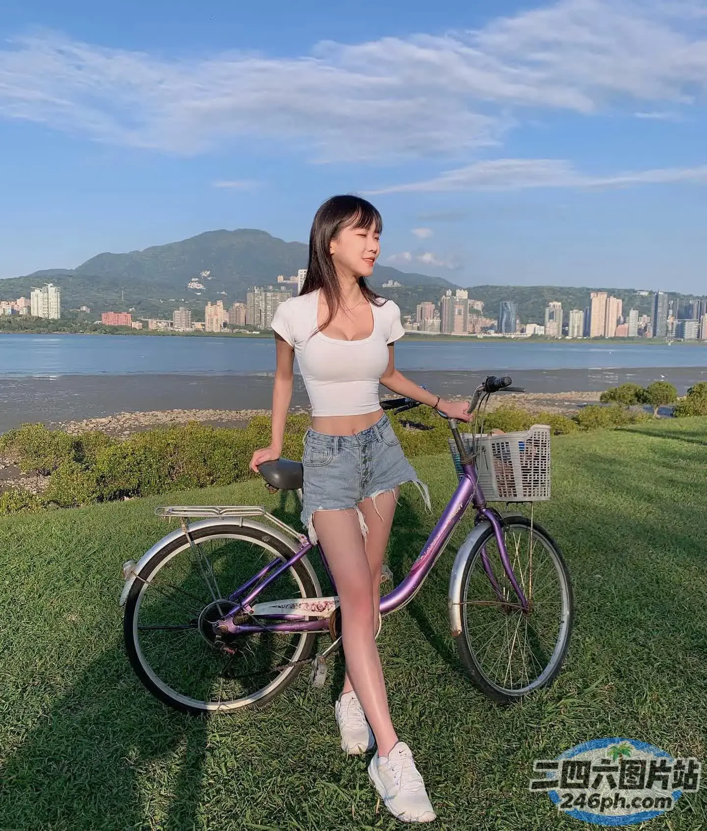 站在公园里自行车旁的 arafed 妇女