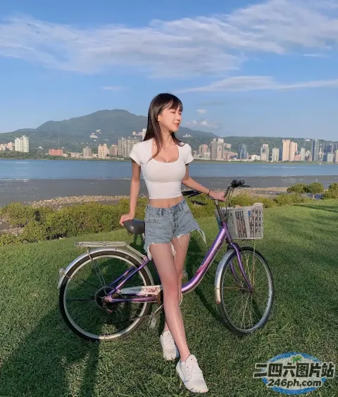 站在公园里自行车旁的 arafed 妇女
