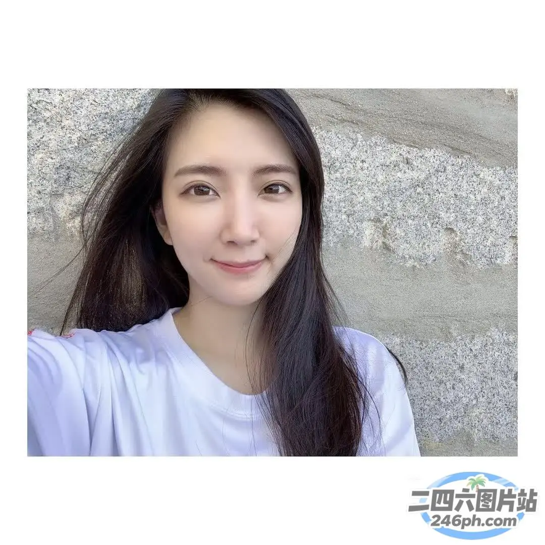 一位长发白衬衫的女人的 arafed 照片