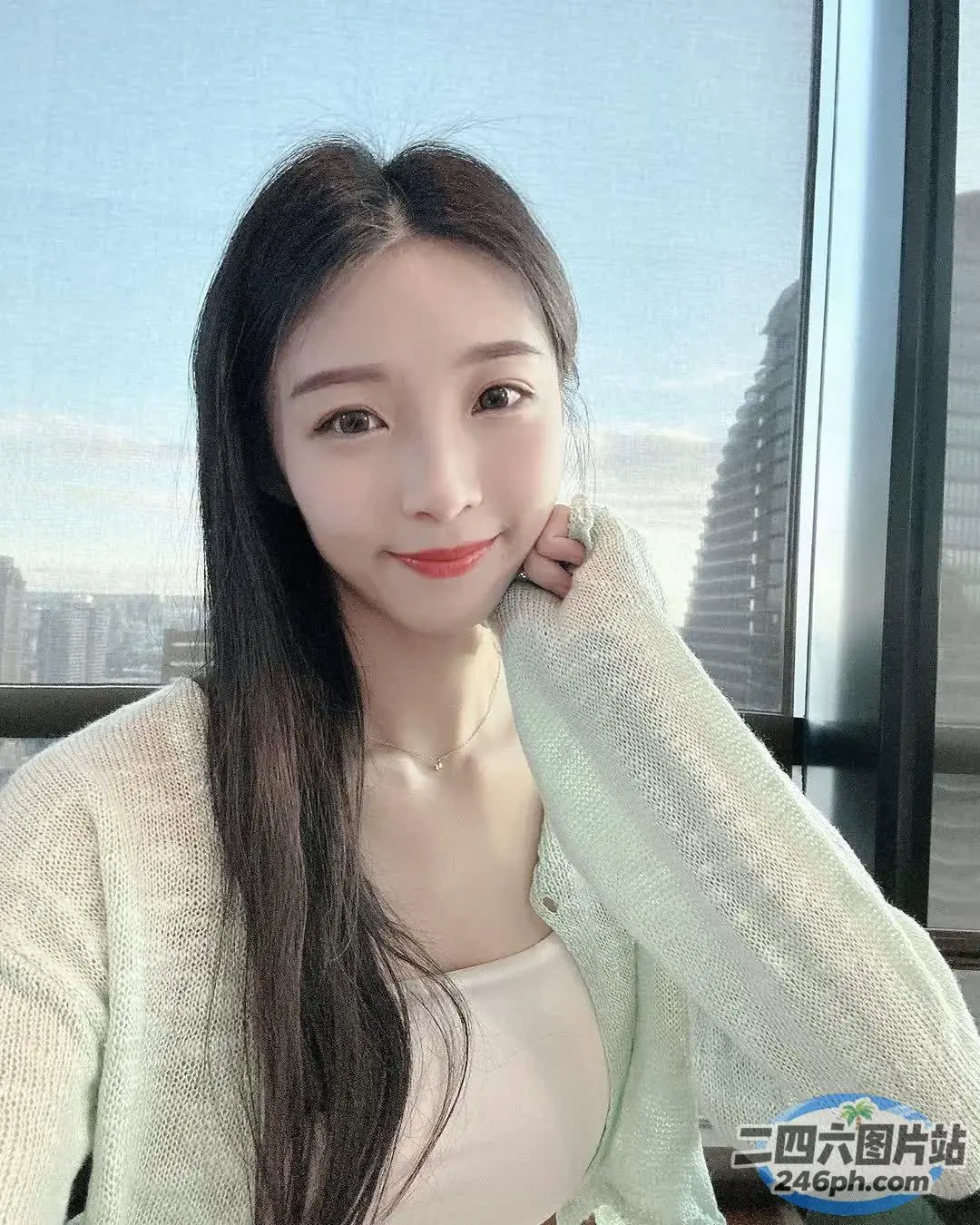 坐在窗前的长发 araffe 女人