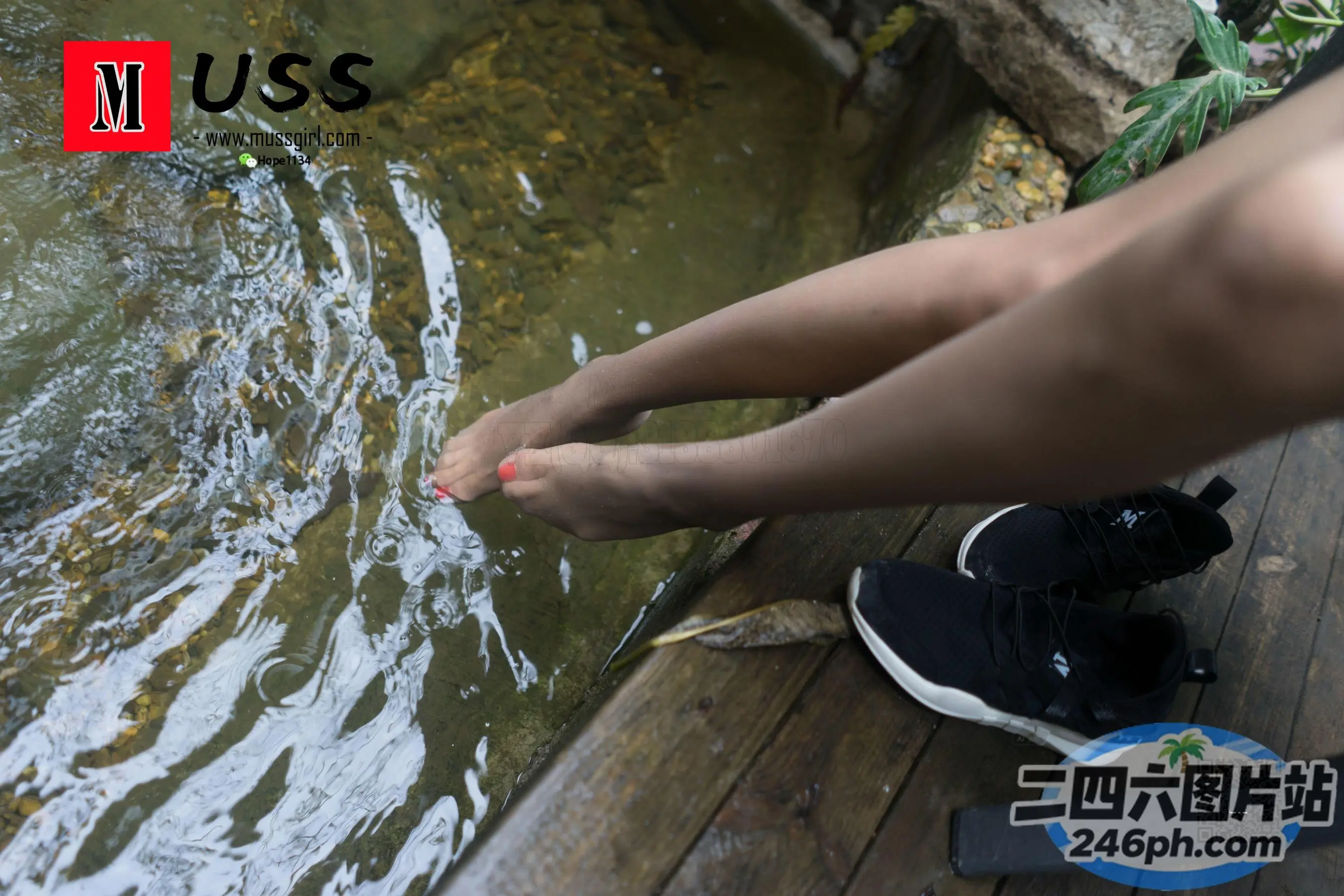 有人站在码头上触摸水面