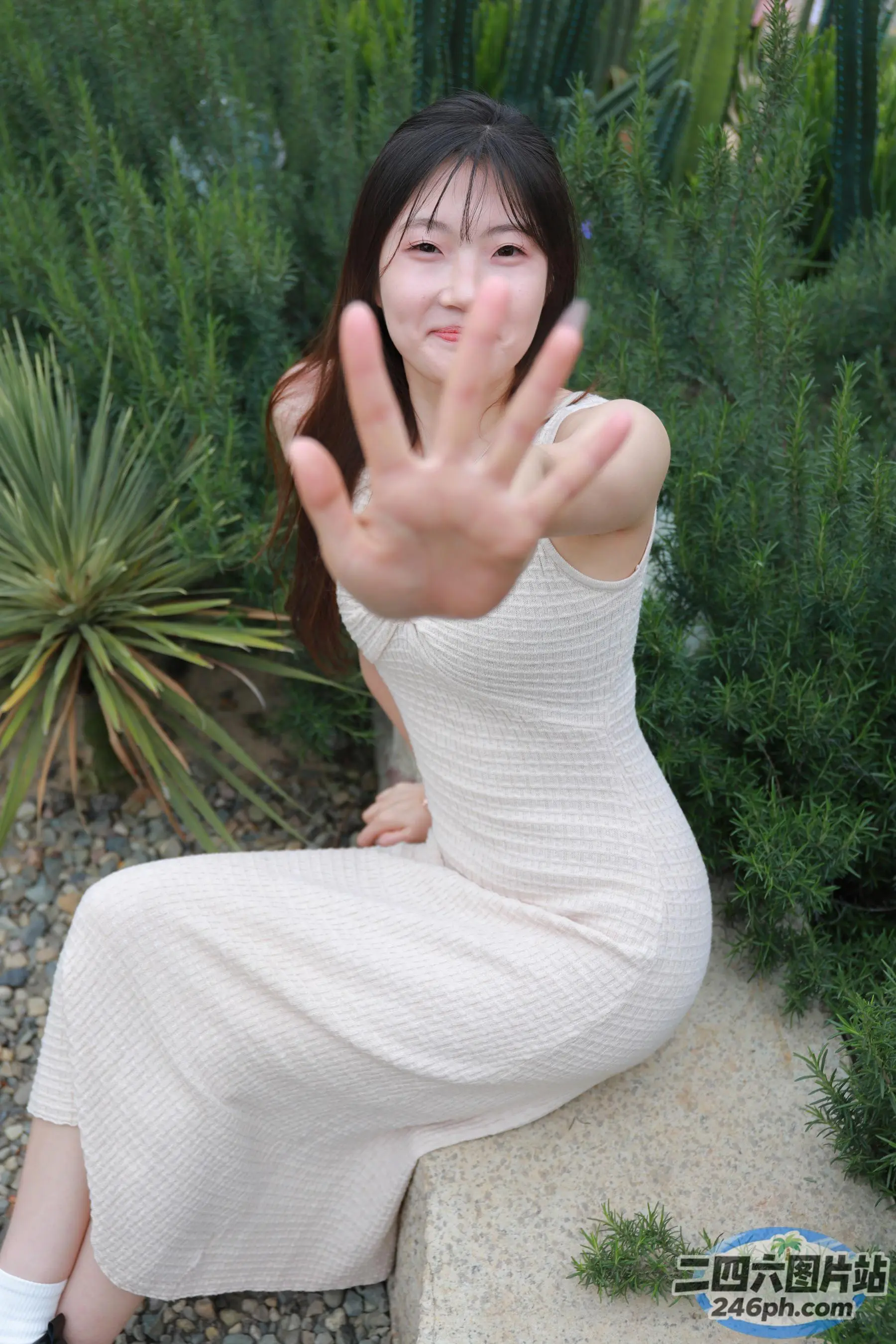 阿拉菲女子坐在石架上做停车标志