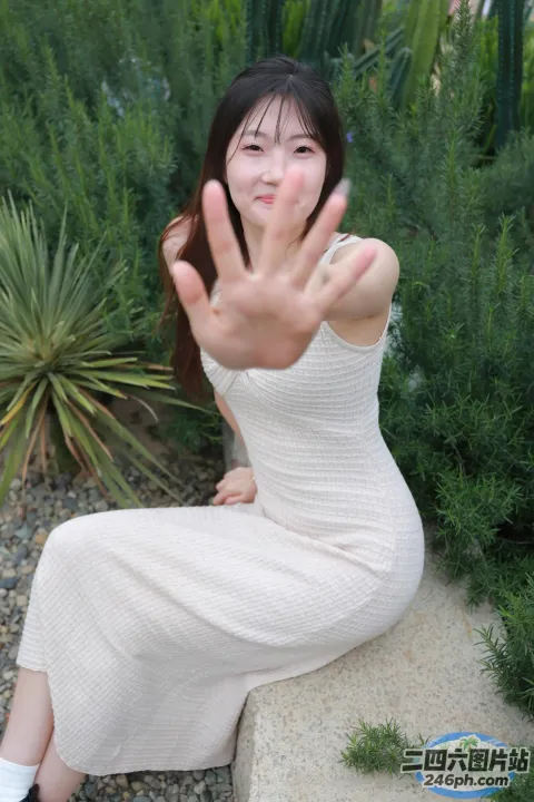 阿拉菲女子坐在石架上做停车标志