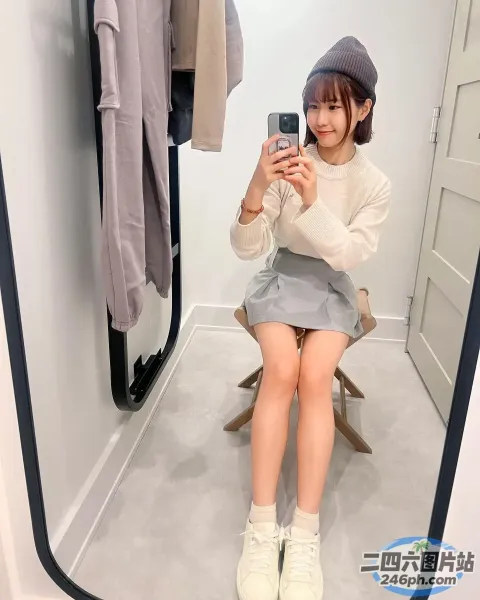 阿拉菲女孩坐在椅子上对着镜子自拍