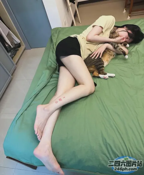 女人躺在床上，有一只猫和一只猫躺在她身上