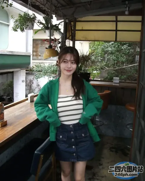阳台上站着一个穿着绿色夹克的女人