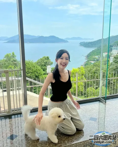 阿拉费德女人和一只白狗跪在地板上