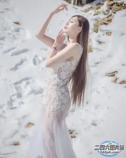 站在雪地里的白裙子的阿拉菲女人