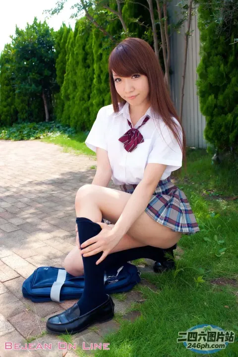 穿着校服坐在长凳上的阿拉夫德亚裔妇女