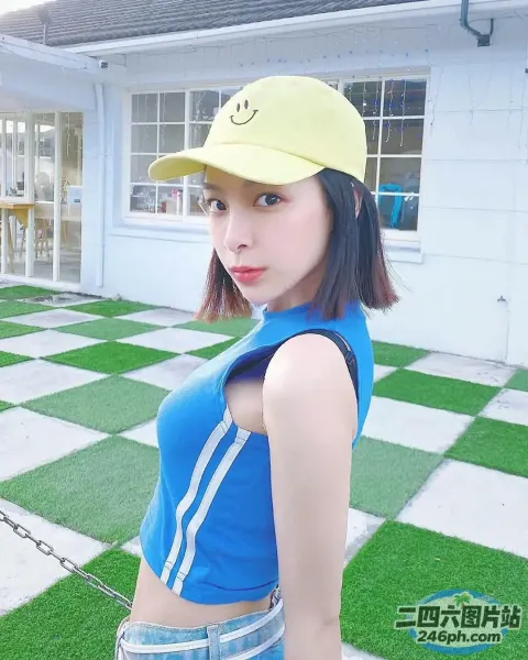 戴帽子、身穿蓝色上衣的女人的特写