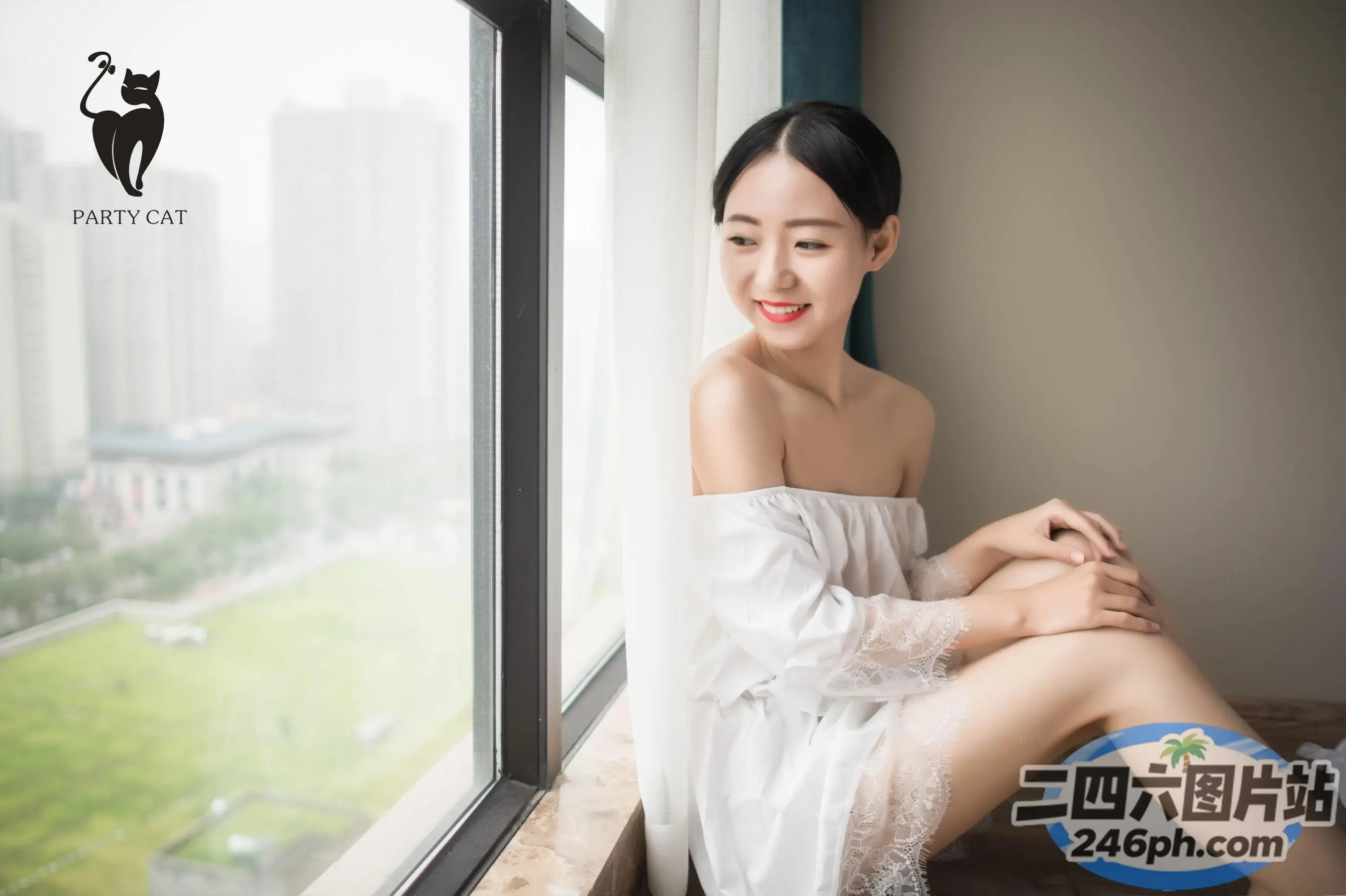 身穿白色连衣裙的 araffe 女子坐在窗台上