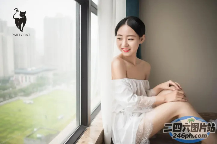 身穿白色连衣裙的 araffe 女子坐在窗台上