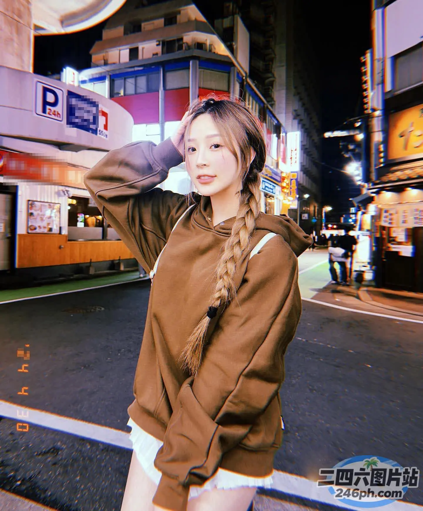 街角站着一个女人，头发编成辫子