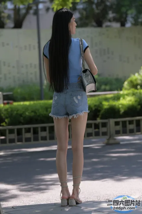 长着黑色长发的 Araffed 女人走在人行道上