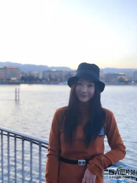 码头上站着一个戴着帽子的女人
