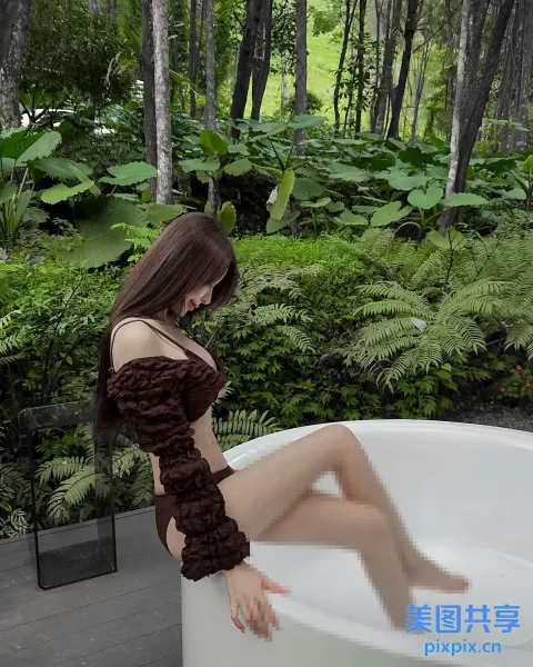 树林里的浴缸里坐着一个女人