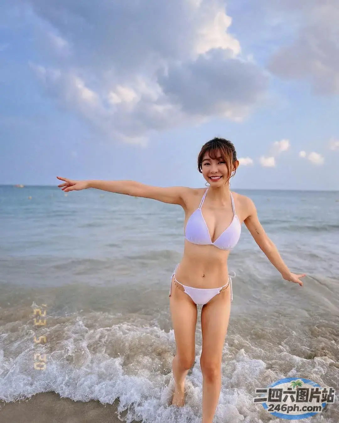 水中站着一个穿着比基尼的女人