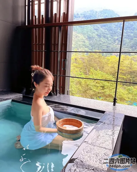 阿拉夫德女人坐在水池里，手里拿着一碗水