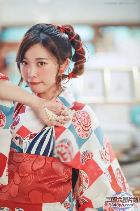 有个穿着和服的女人在摆姿势拍照