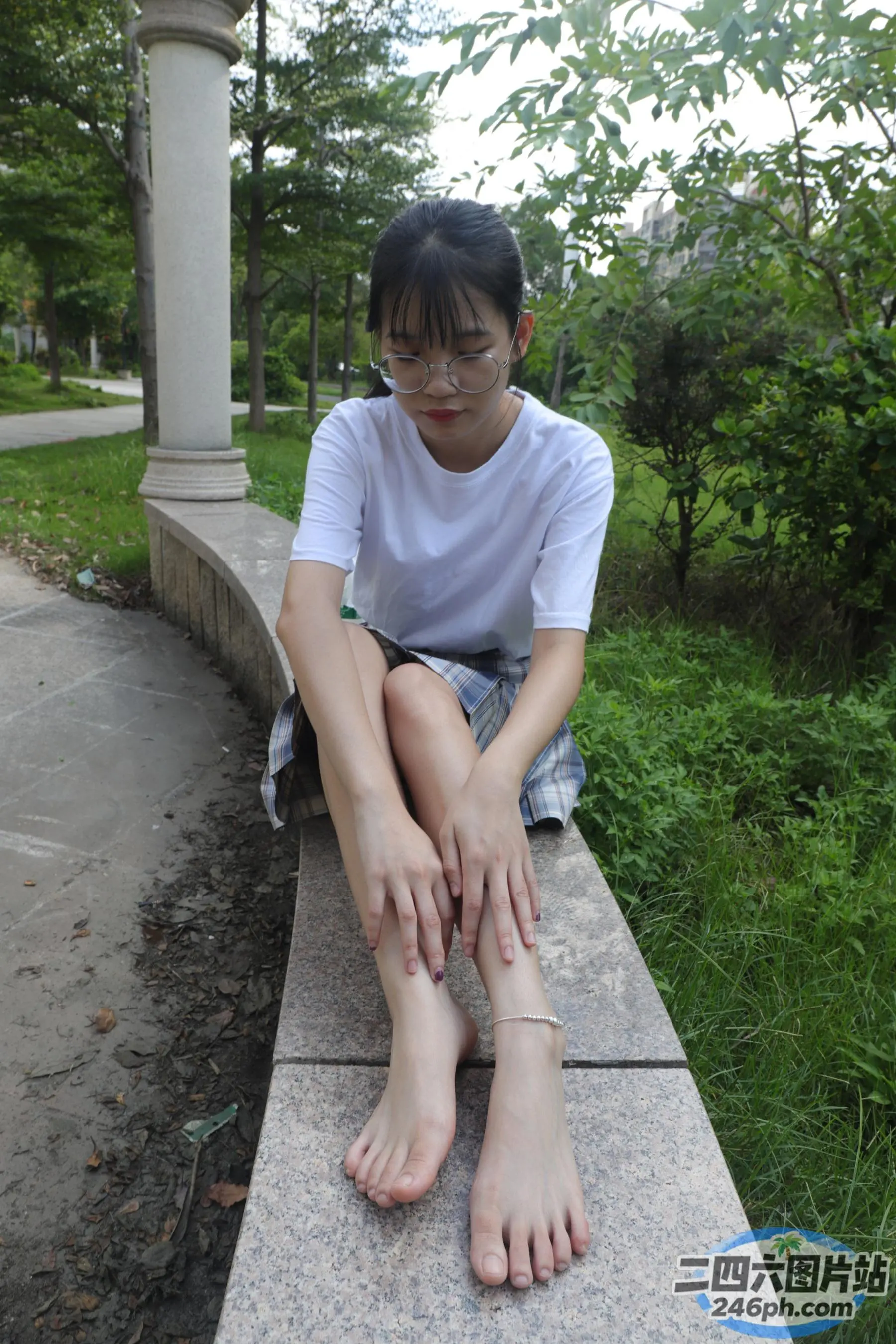 赤脚坐在墙上的阿拉菲德男孩