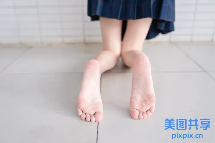 有一个人赤脚站在地板上