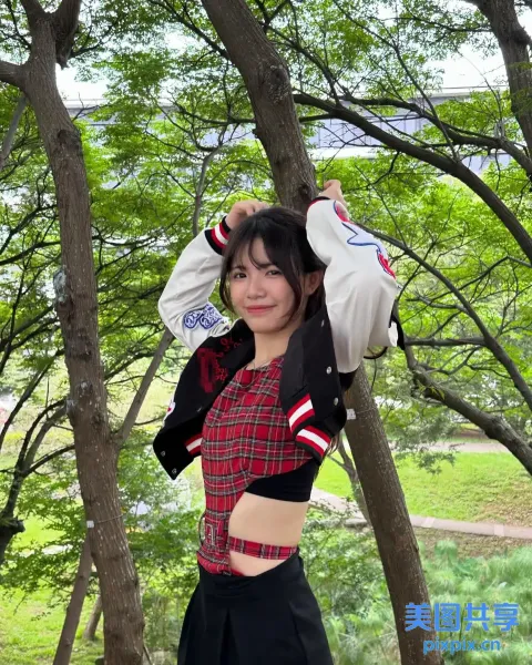 有一个女人在树林里摆姿势