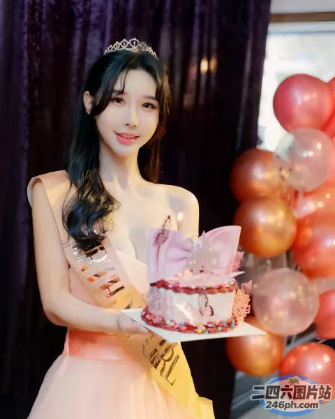 身穿粉红色连衣裙的阿拉伯女，手里拿着带蜡烛的蛋糕
