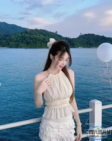 船上站着一个女人，空中有一个气球
