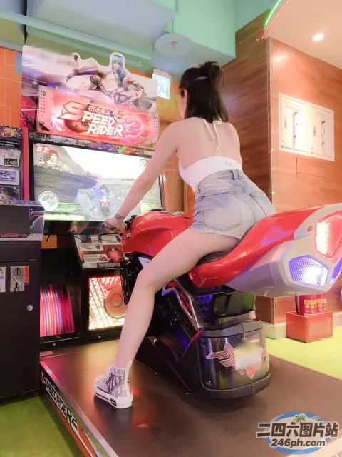 游戏室里有个女人坐在摩托车上