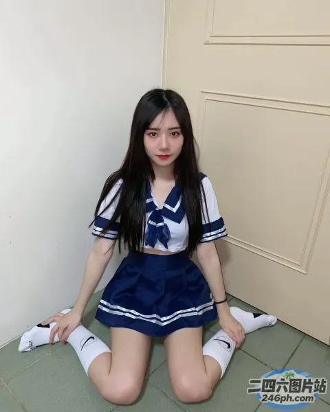 一个人穿着裙子坐在地板上的特写
