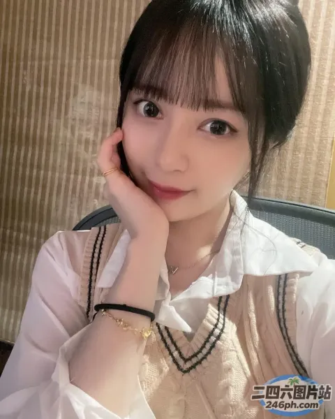 有个女人在房间里摆姿势拍照