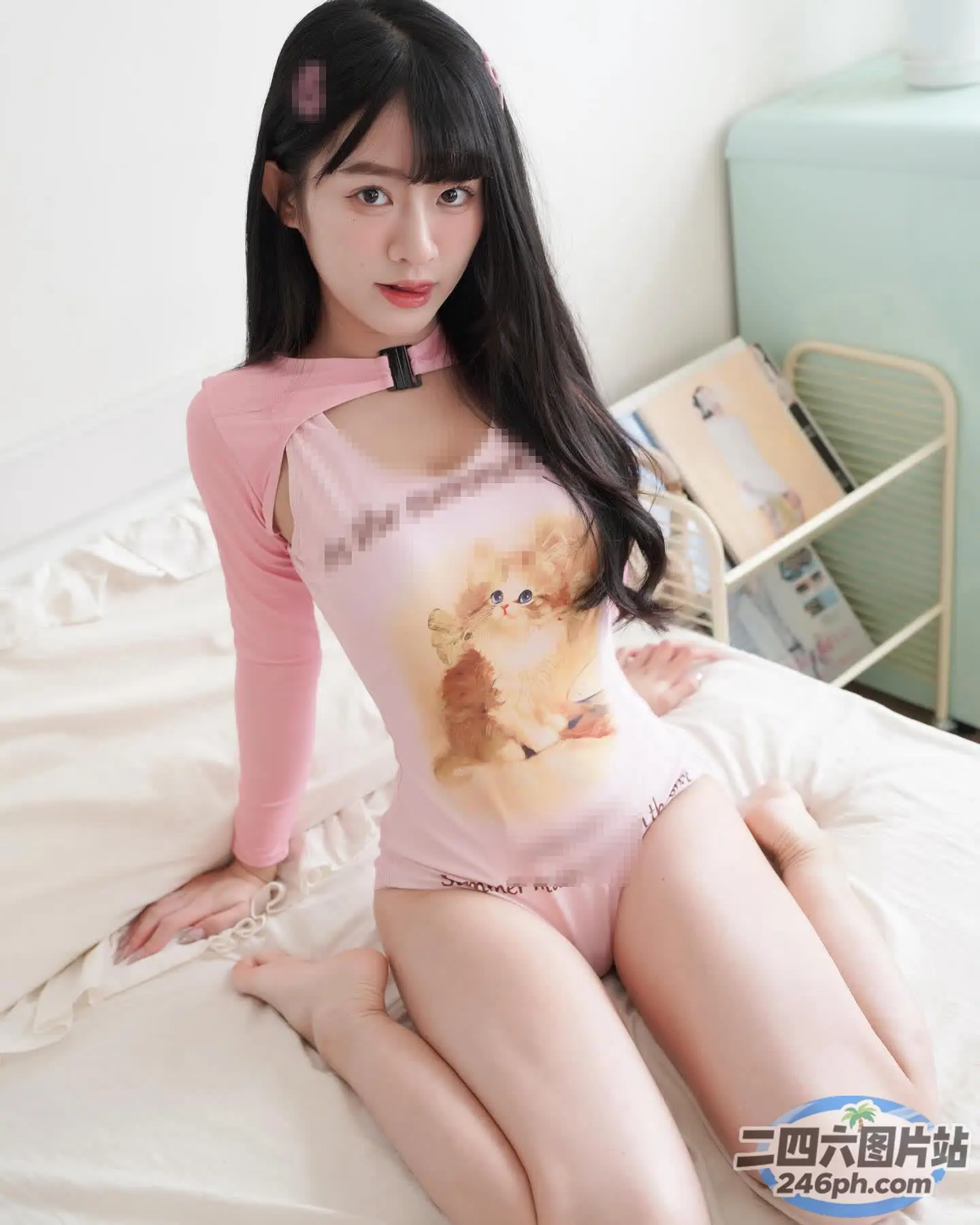 穿着粉红色衬衫的 Araffed 亚洲女人坐在床上，上面铺着白色床单