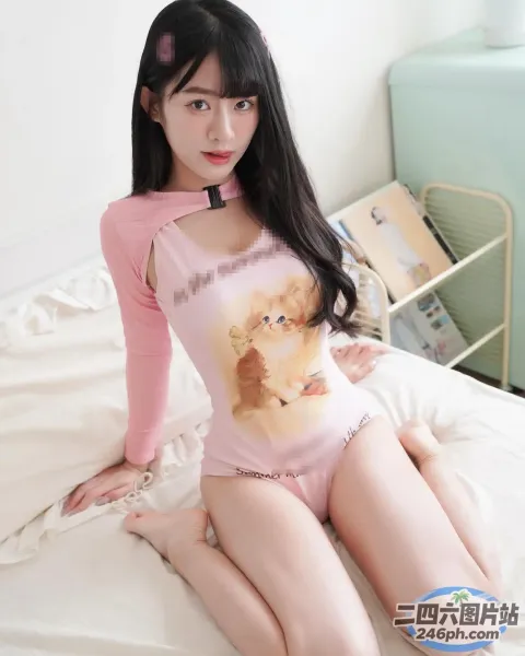 穿着粉红色衬衫的 Araffed 亚洲女人坐在床上，上面铺着白色床单