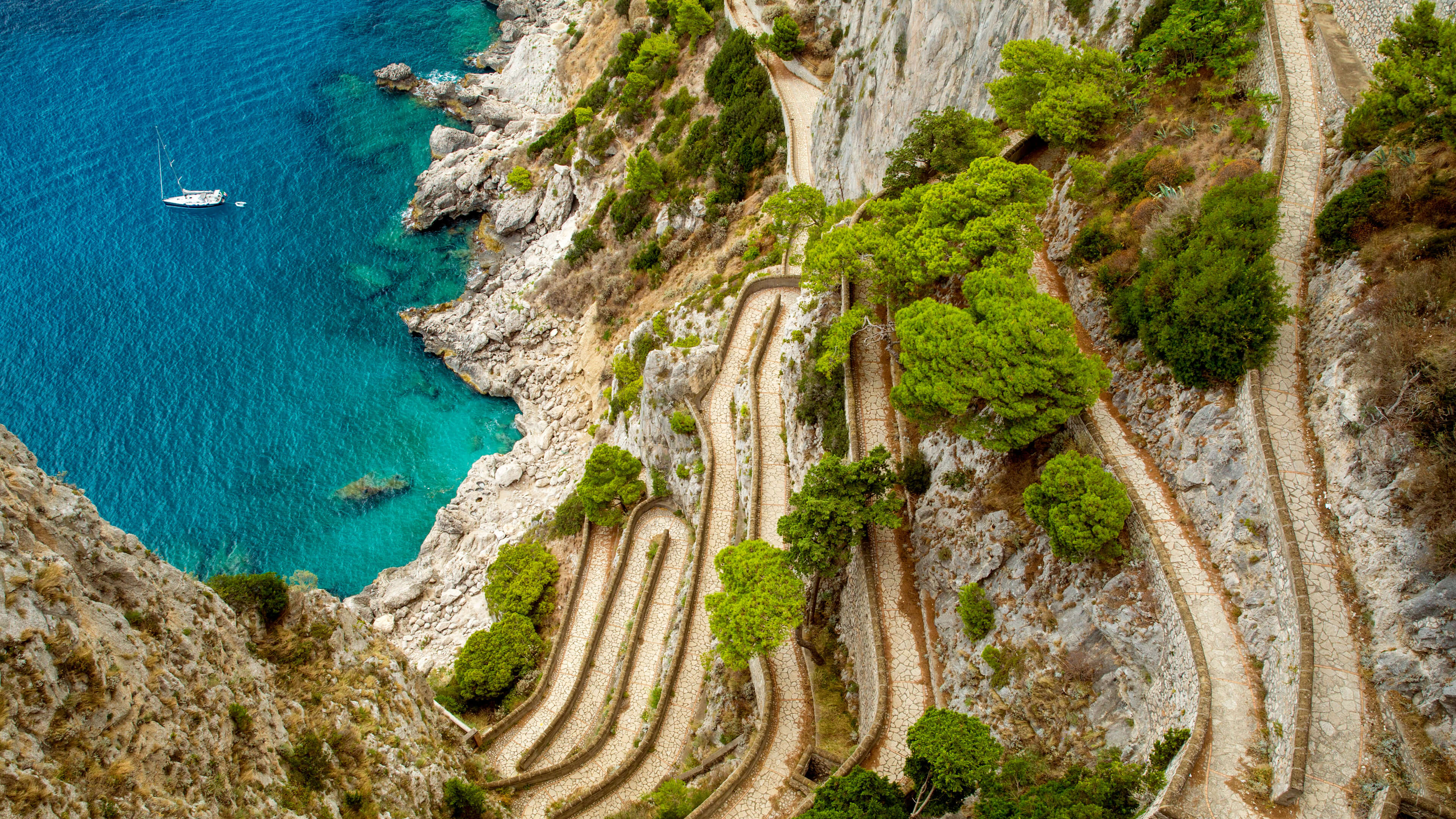 Arafed Road 沿着大海旁边的陡峭山坡行驶