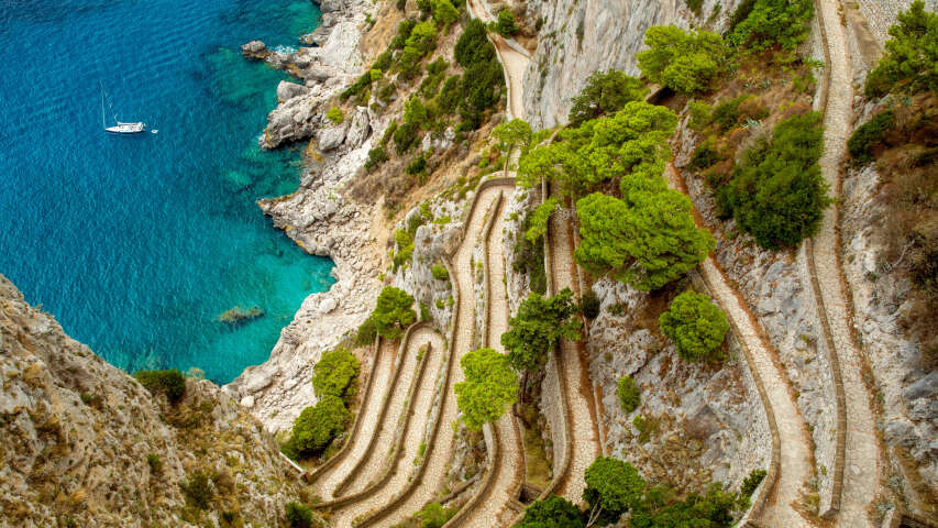 Arafed Road 沿着大海旁边的陡峭山坡行驶